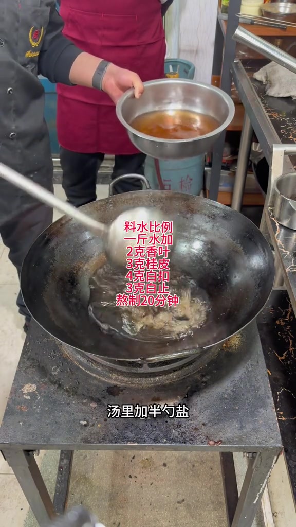 汆汤和酥肉汤有什么区别,酥肉汤就是纯酥肉,汆汤是酥肉和丸子一起,加点各种配菜。汤是一样的汤
