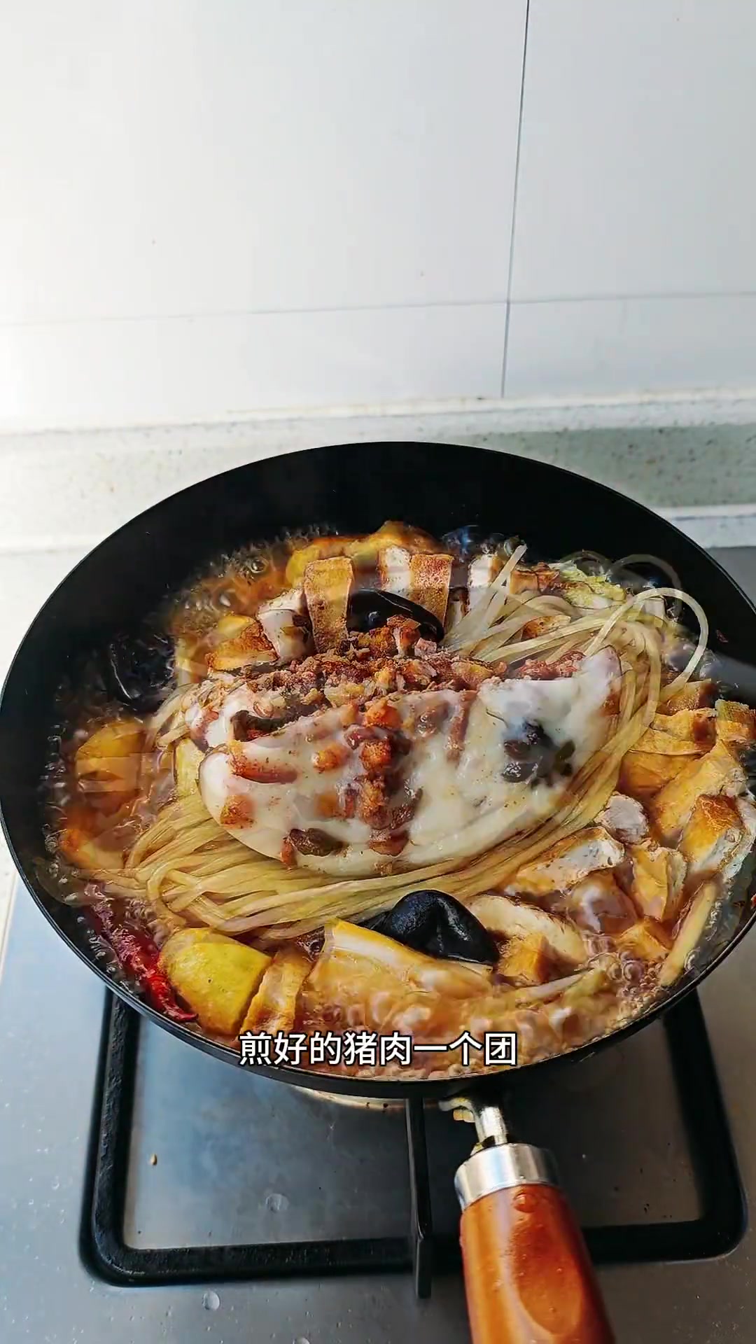 白菜面 天天就是这板子剔尖面,懒人饭,手不沾面就做好了剔尖 烩菜 白菜 芝芝小厨