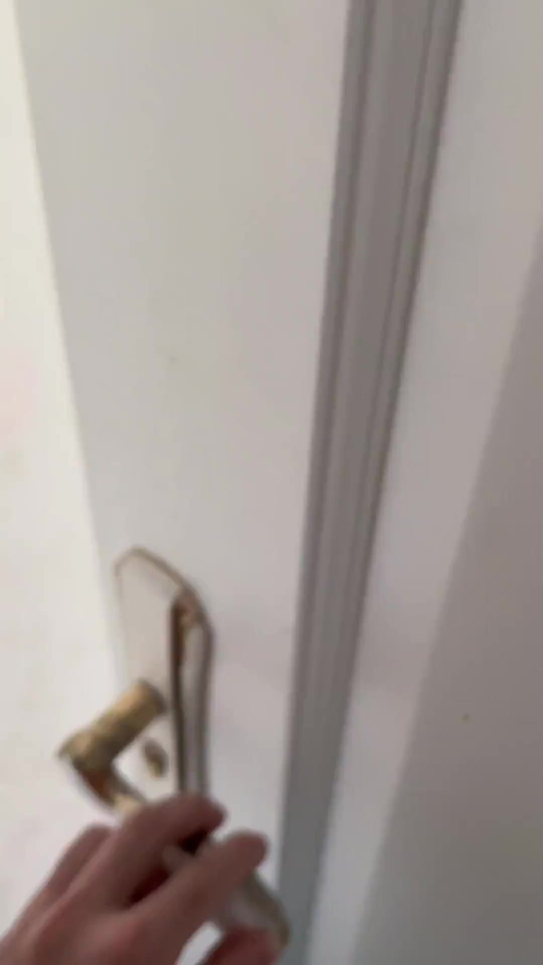 你的脚也有小小的鸡眼,我忍着泪来提醒你来剪