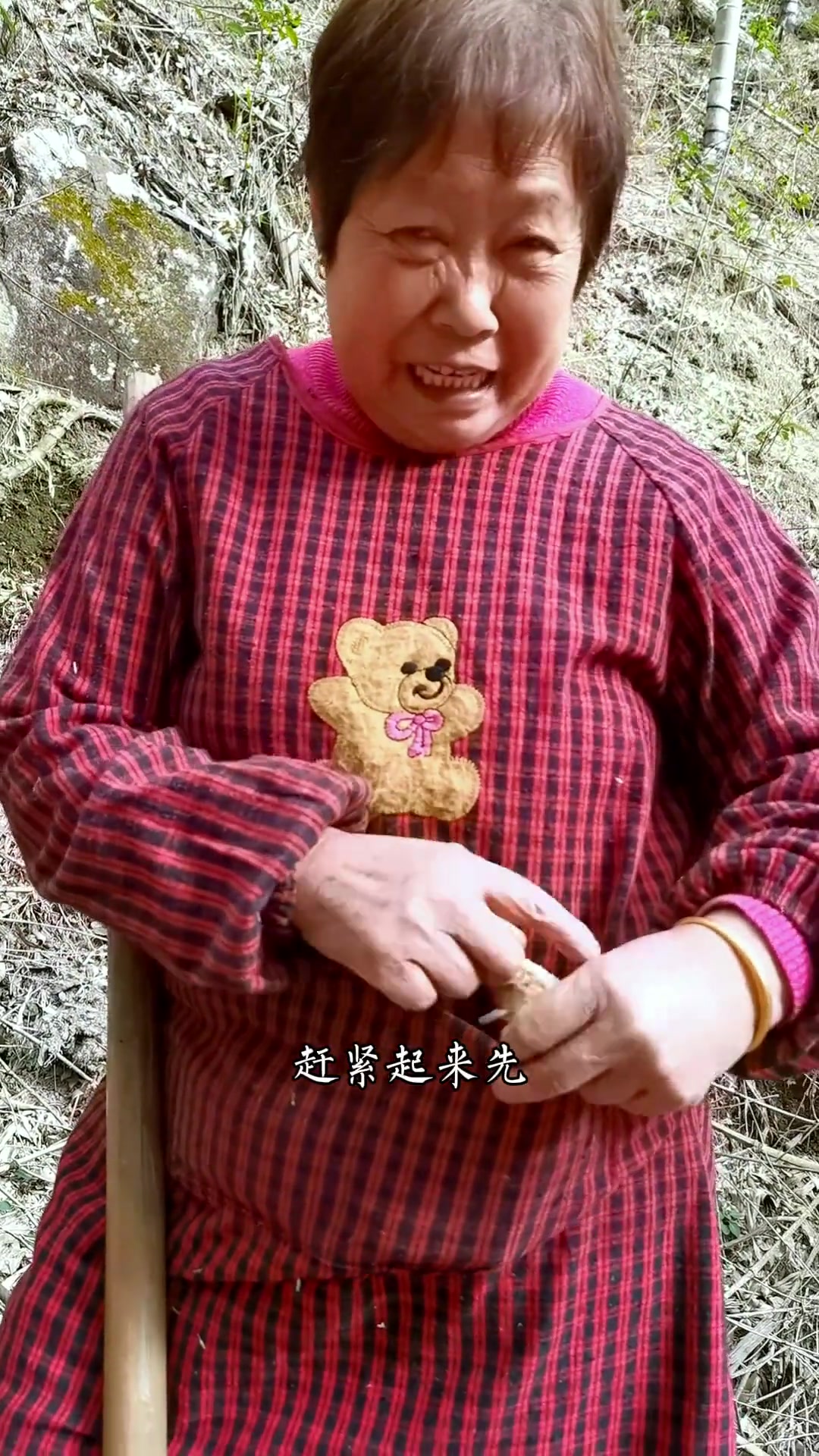 我们的挖笋很差,可是去找了,多少也会有一些。新鲜冬笋烫肉汤