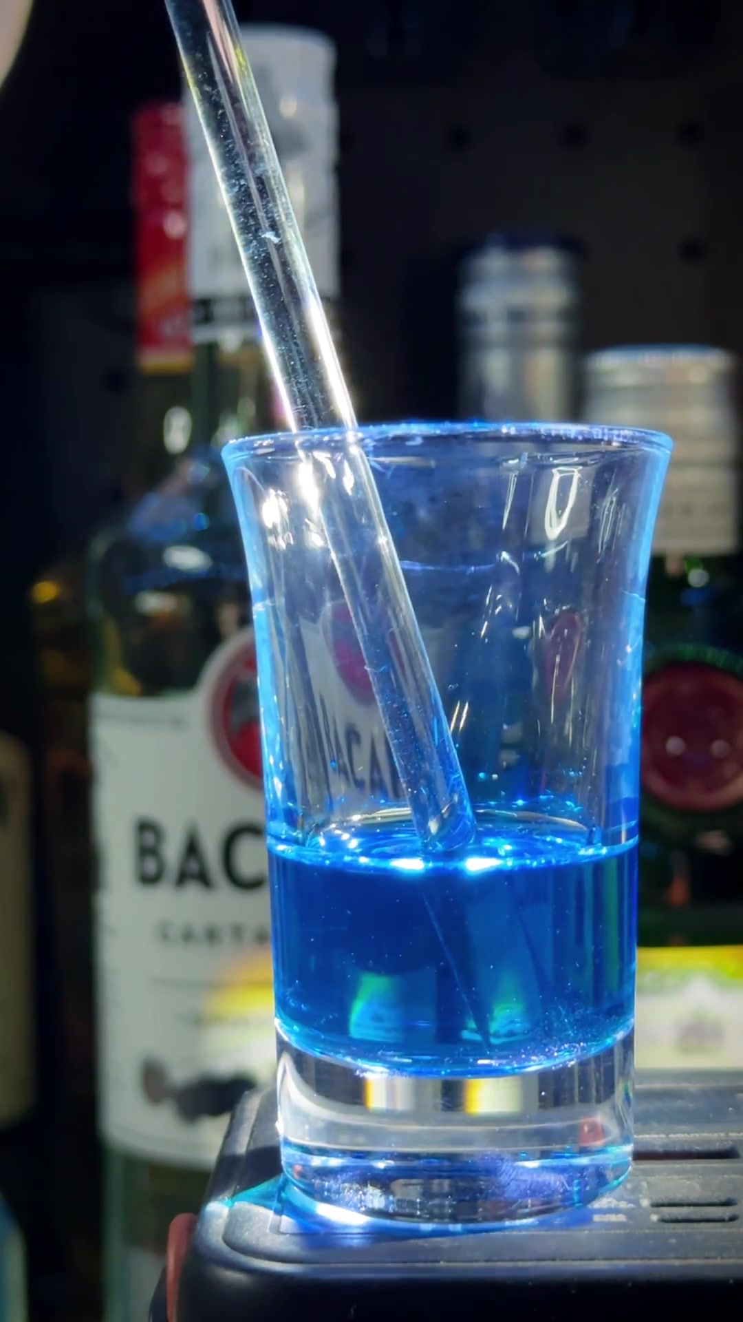 孤独水母,shot杯调酒的封神之作,好看好喝!成本也不高。调酒日记鸡尾酒教学鸡尾酒微醺时刻
