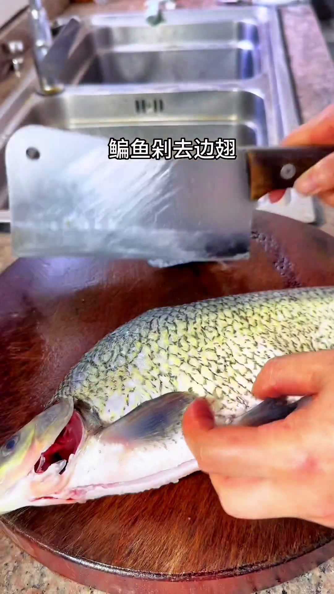 清蒸鳊鱼,改刀摆盘,上锅蒸6分钟,鲜嫩美味清蒸鱼孔雀开屏吉祥如意