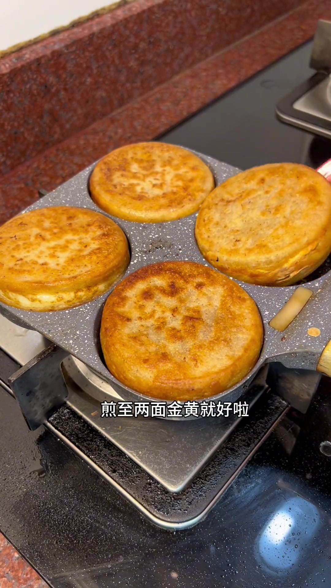 今天早午餐一起吃,做了街边小吃鸡蛋汉堡,煮了一锅蜂蛹粥
