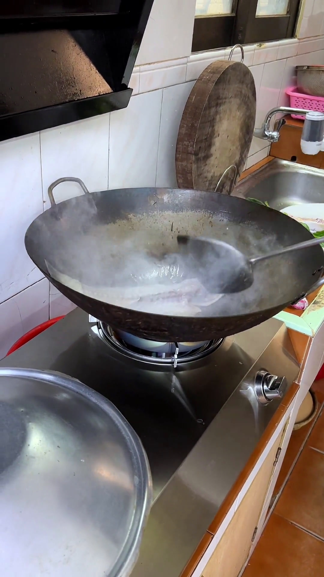 顺德人的餐桌少不了鱼,今天亮哥难得买到一条盲曹鱼