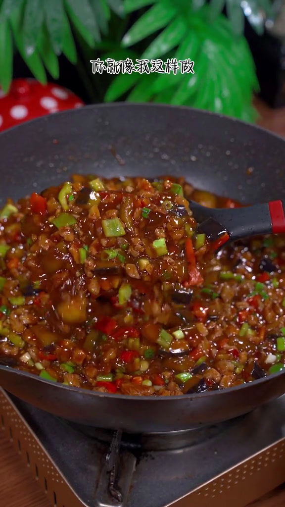以后你要是想吃茄子打卤面你就像我这样做,酱香浓郁又美味,做法简单三碗不够吃家常菜打卤面爱吃