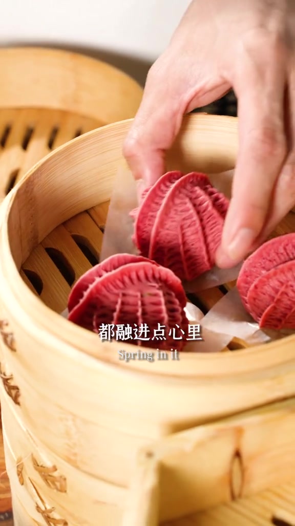 陶陶居始终坚持古法手工~这次的春日限定点心直接在餐桌上演起了争奇斗艳,一口一个春天!陶陶居
