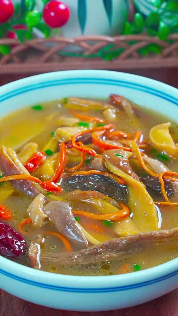 家里有老婆的一定要给她炖个猪肚菌菇汤,汤鲜味美又yingyang,全家人都爱喝猪肚汤