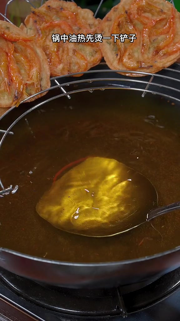 小时候学校门口卖的炸虾饼,不知道你们有没有吃过,酥酥脆脆的,其实自己在家也能做。美食教程
