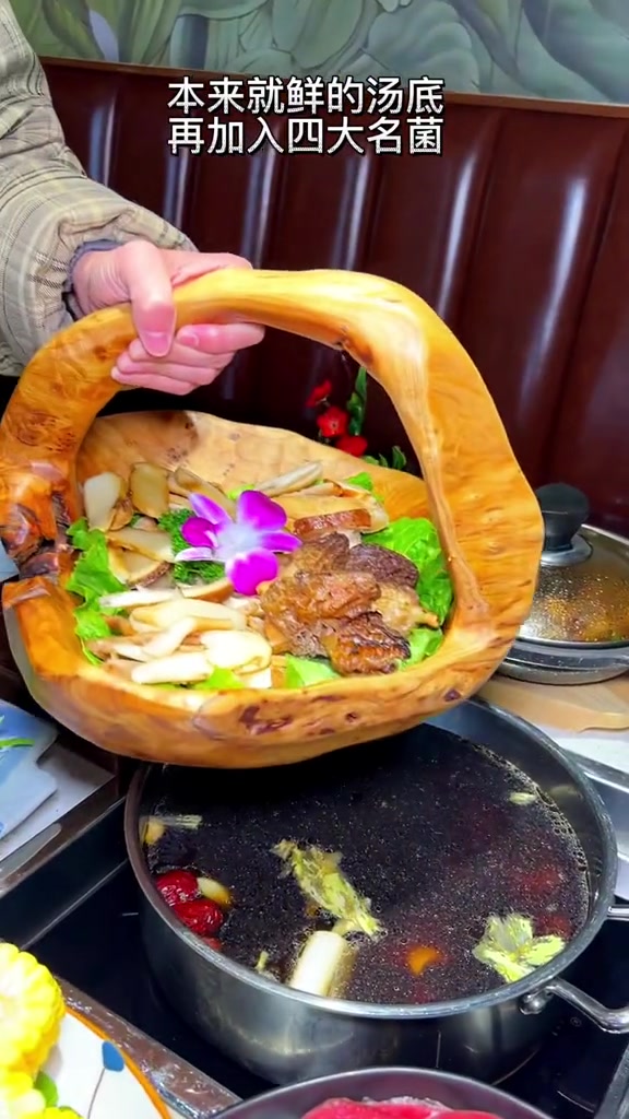 这个菌汤真的可以鲜掉眉毛!这个冬天泸州老窖特曲为您安排上一顿汤锅,那才叫完美!2022成都
