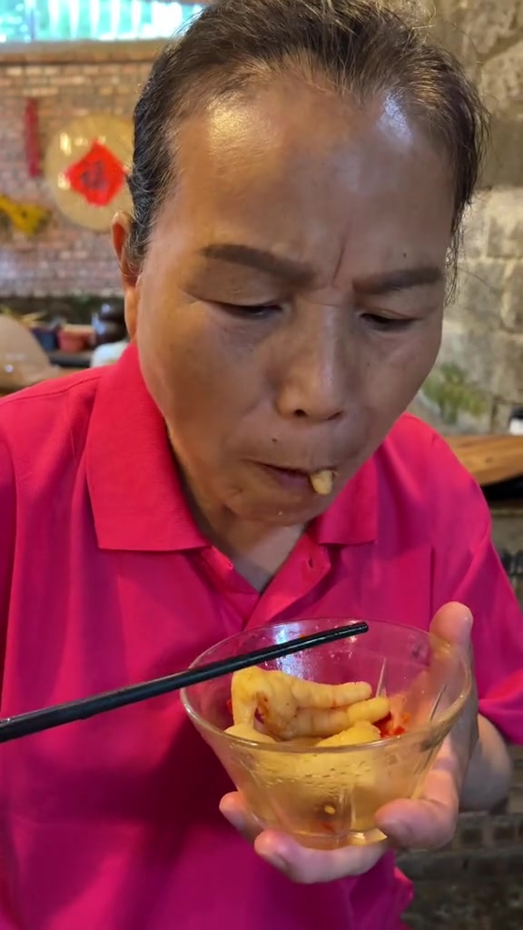 婆婆偷偷的,把我晚上要用的两罐无骨鸡爪吃光了酸辣无骨鸡爪