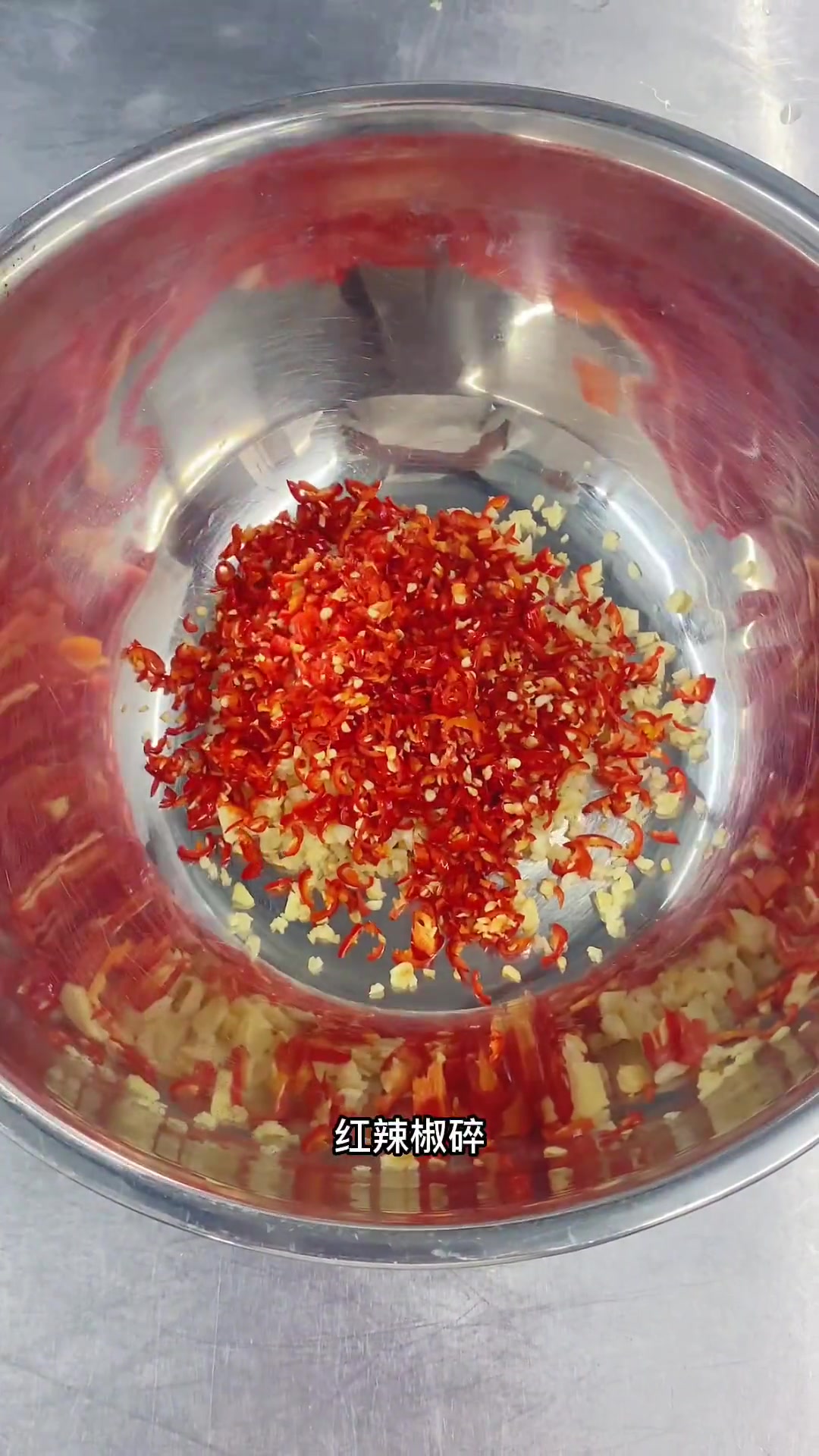 今天分享一道非常家常的凉拌豆笋,感谢大家支持突破十万粉丝湘菜美食官厨师美食教程