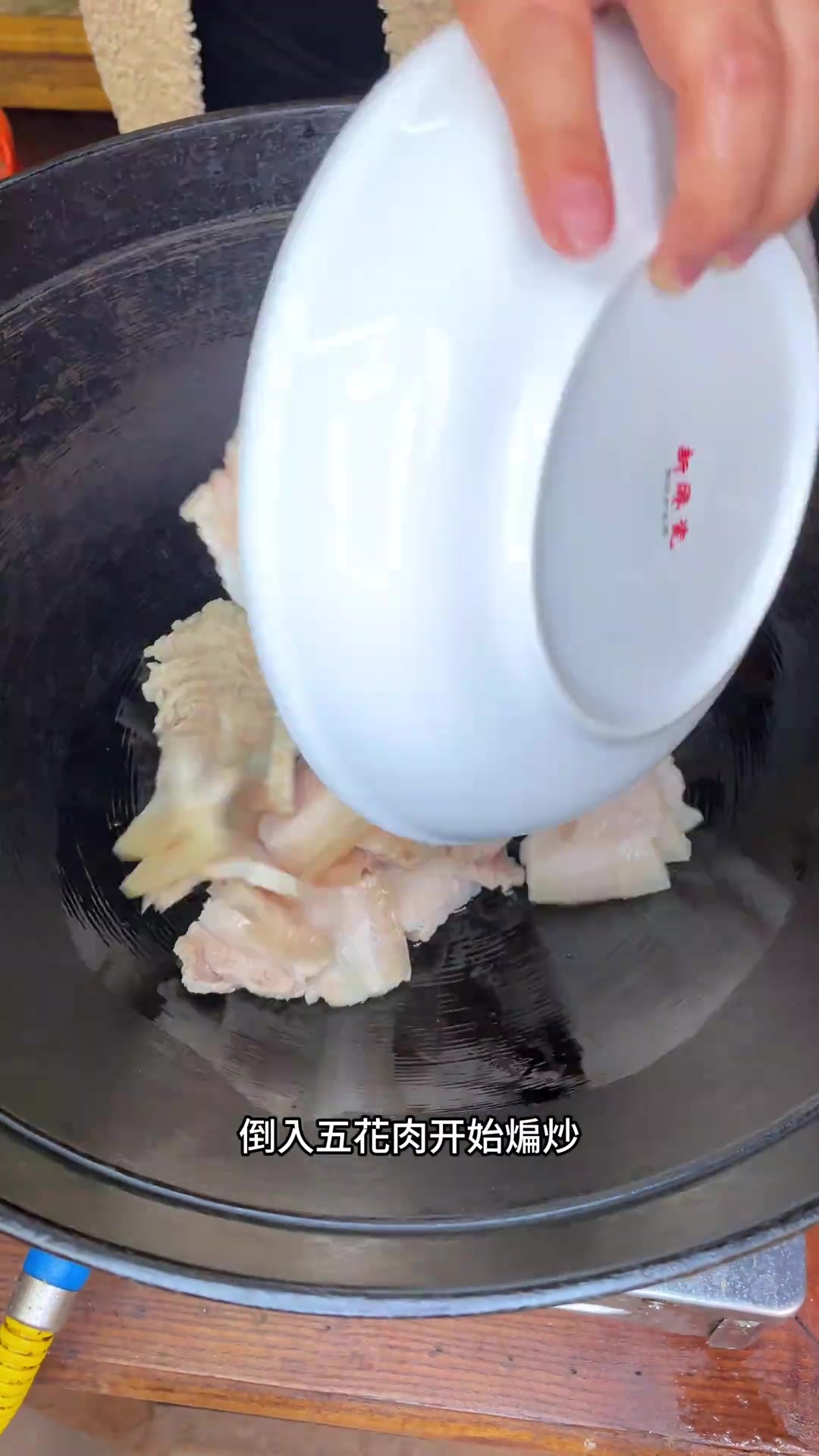 简单几步就能做一道好吃又不腻的回锅肉,夹馍
