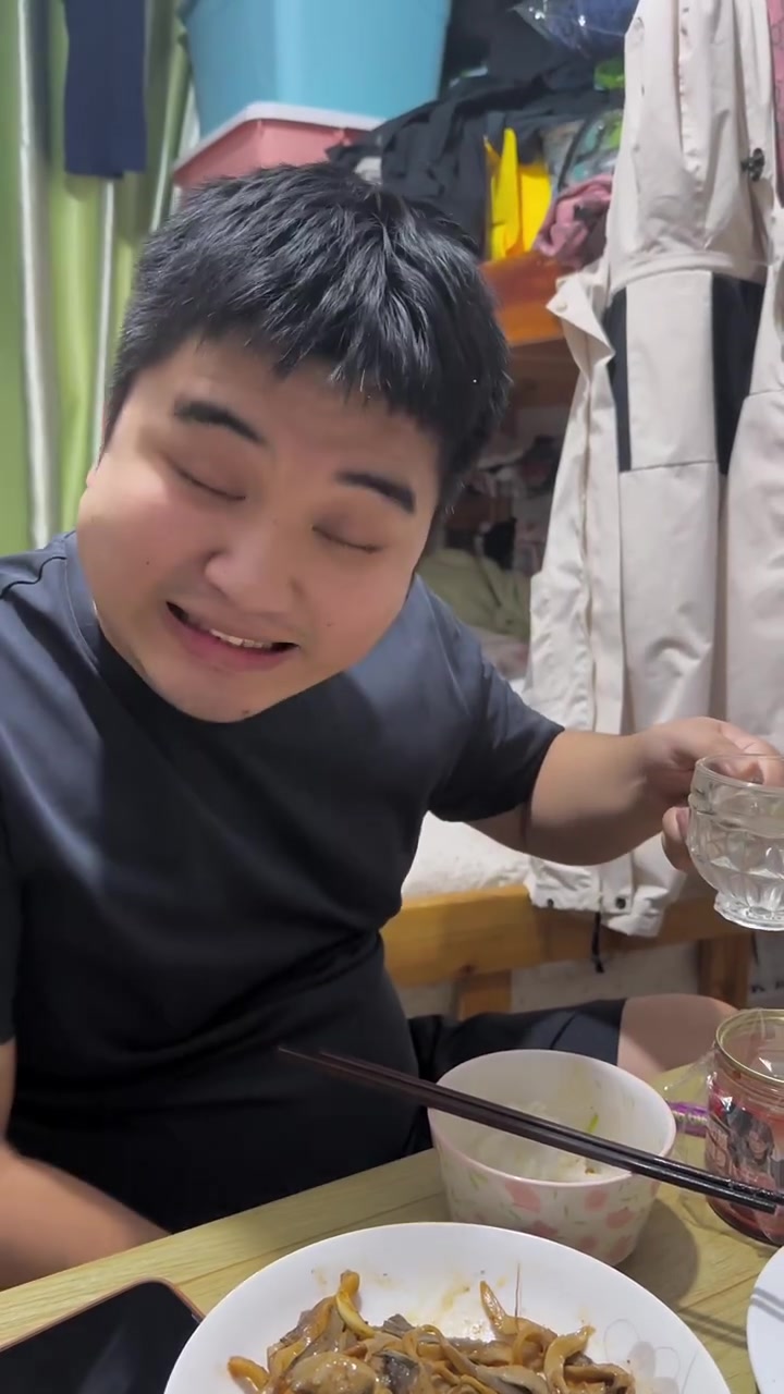 一家五口北漂,在12平宿舍的真实生活!北漂最幸福的就是一大家子能坐在我们温暖的小窝里吃一顿