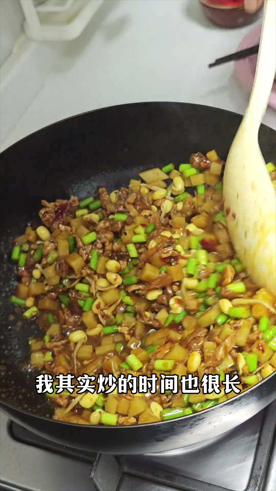 谁规定现在办事大锅饭要吃好几样儿来,就光吃炸酱面不好嘛,别的都不想吃记录真实生活