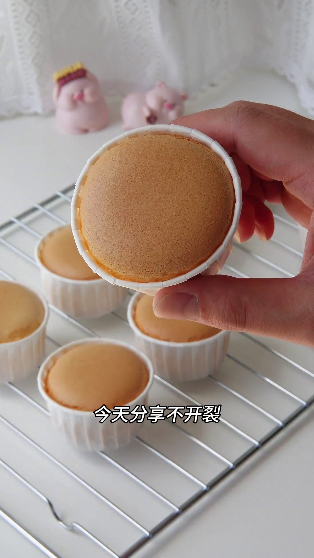只需要鸡蛋、牛奶和面粉,就可以做的纸杯蛋糕,不开裂,不回缩,口感松软香甜,搭配奶油水果非常