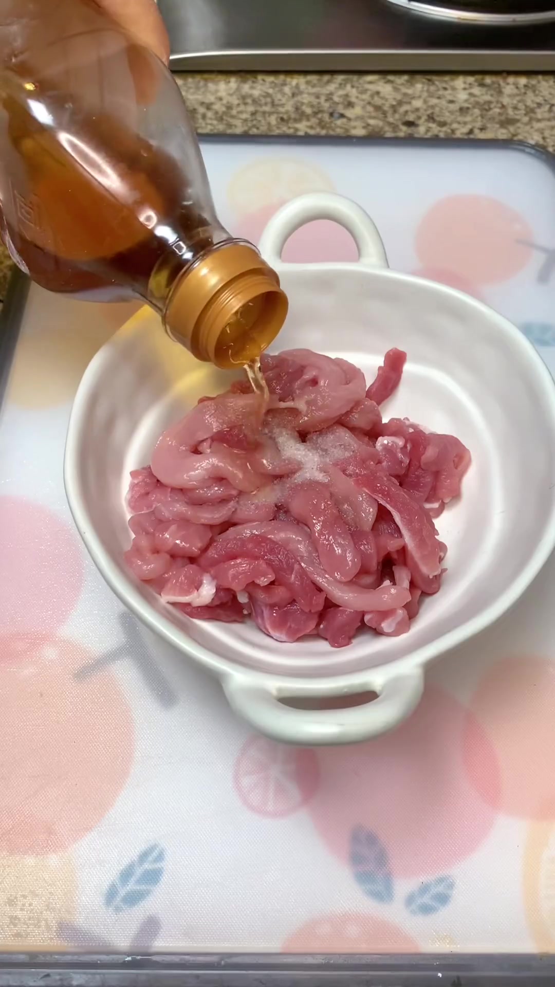 酸辣开胃的酸菜肉丝面,汤汁浓稠、黏黏糊糊我太爱了这个热汤面了酸菜肉丝面酸菜面老坛酸菜面酸菜