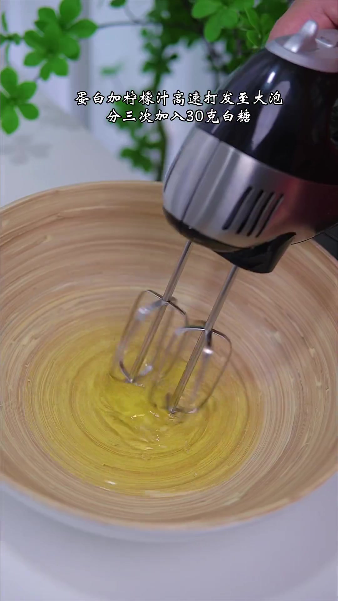 分享不开裂不回缩组织细腻的无水炼乳纸杯蛋糕,出炉不用倒扣也不会回缩塌腰,小秘诀都在这赶紧收