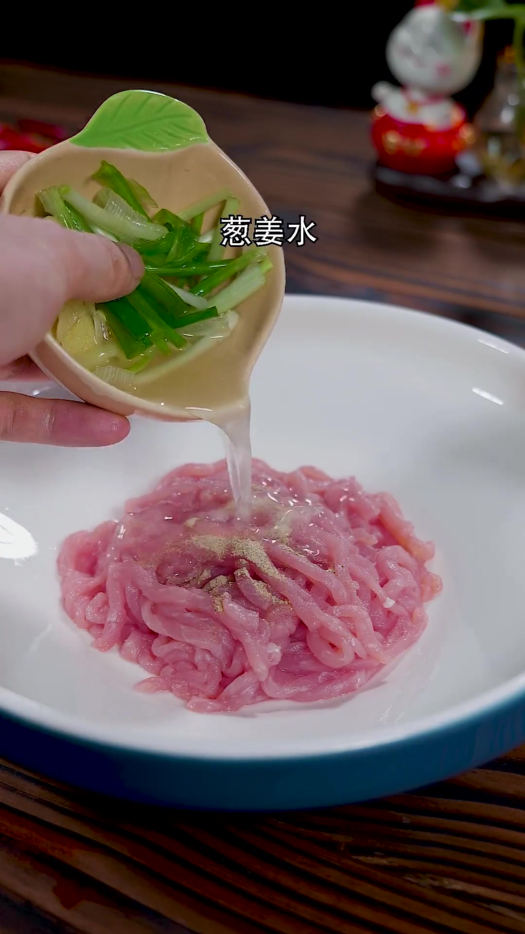 家里有小朋友的,你一定要试试这道胡萝卜炒肉丝,做法简单又营养,端上桌都抢着吃胡萝卜炒肉丝家