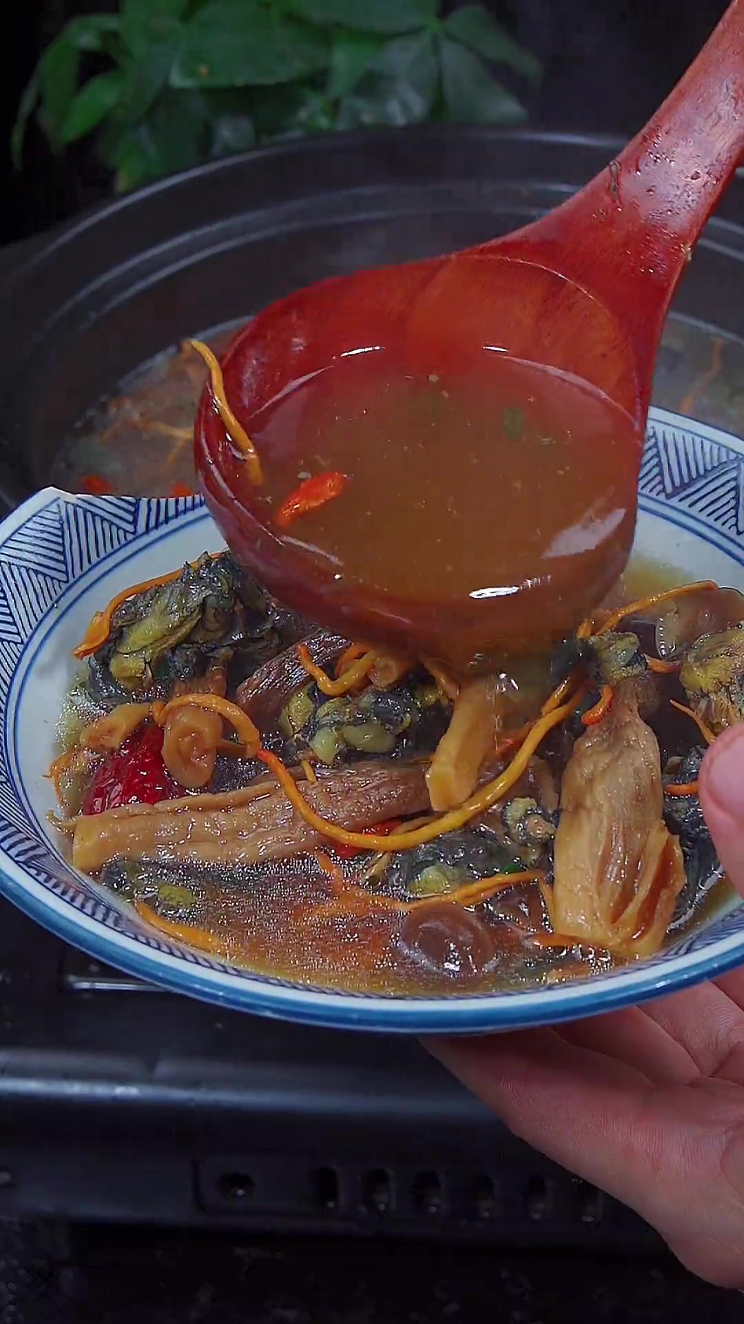 天气越来越热,给家里人安排一道乌鸡汤,汤鲜味美非常好喝乌鸡汤炖鸡汤家常菜