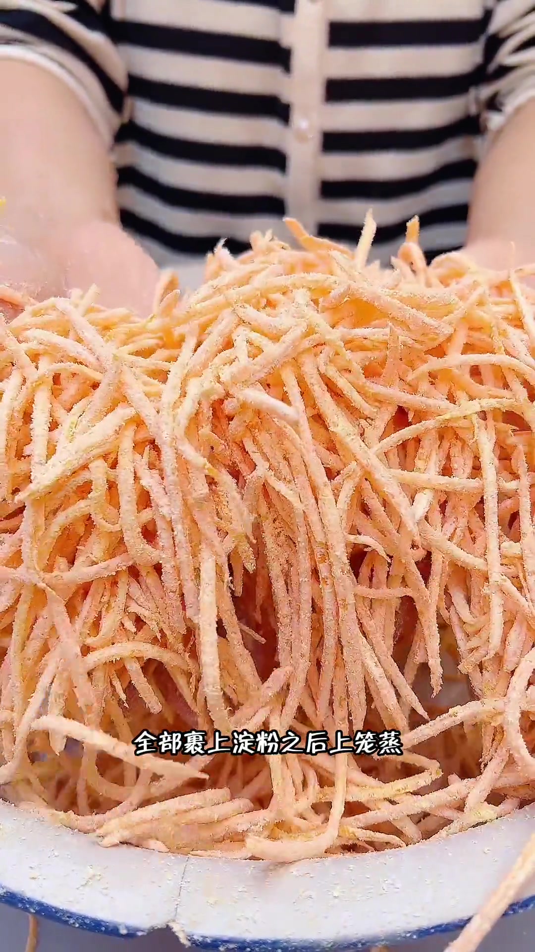 婆婆去吃桌了,就吃对这红萝卜丝了,一直不知道咋做里,其实很简单,不要拌面粉,要用小麦淀粉,