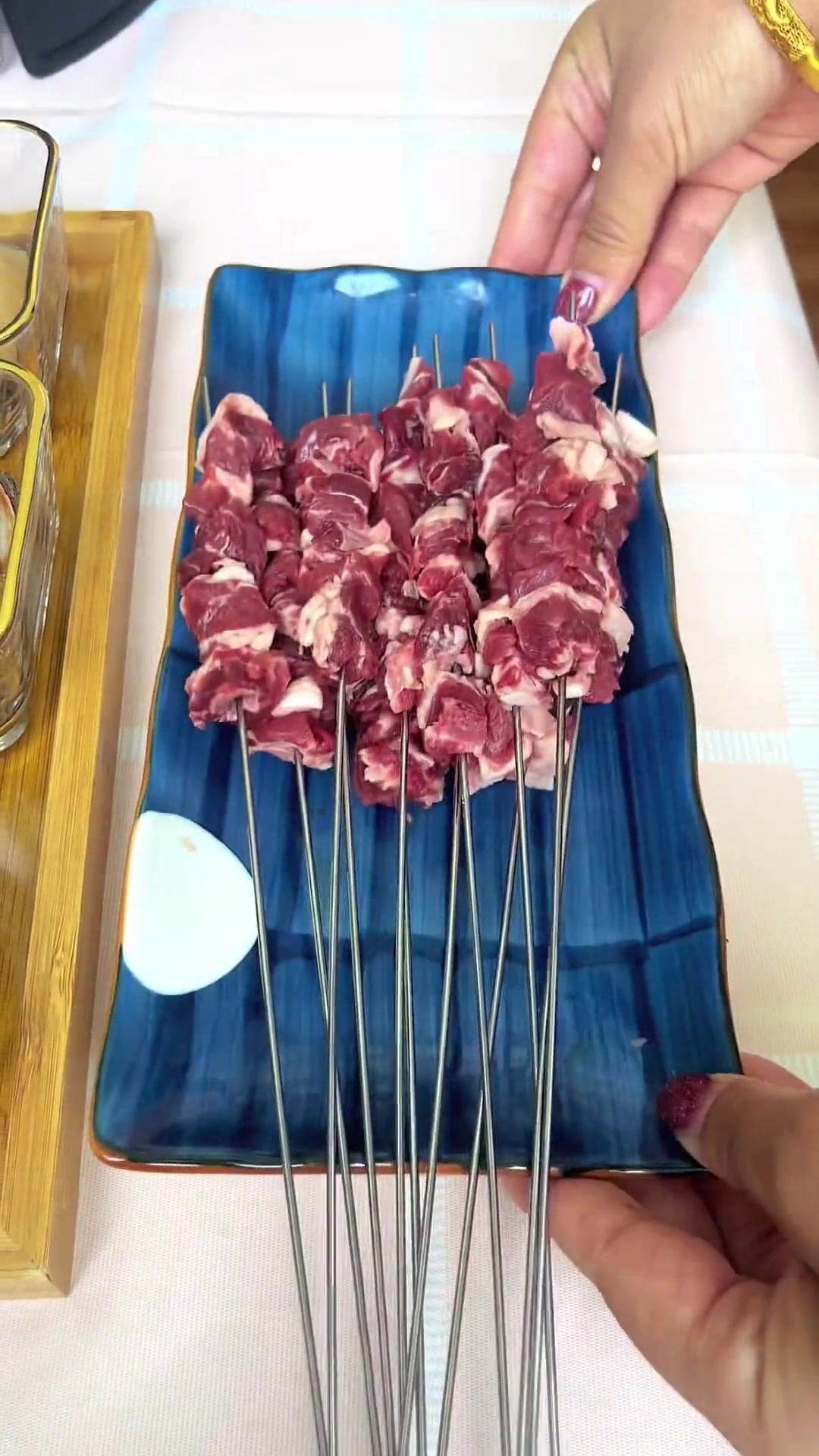 烤点牛肉,包生菜吃,在我这没有比这个更香了,再烤点活八爪,它还会变色,看见了吗?吃货深夜放