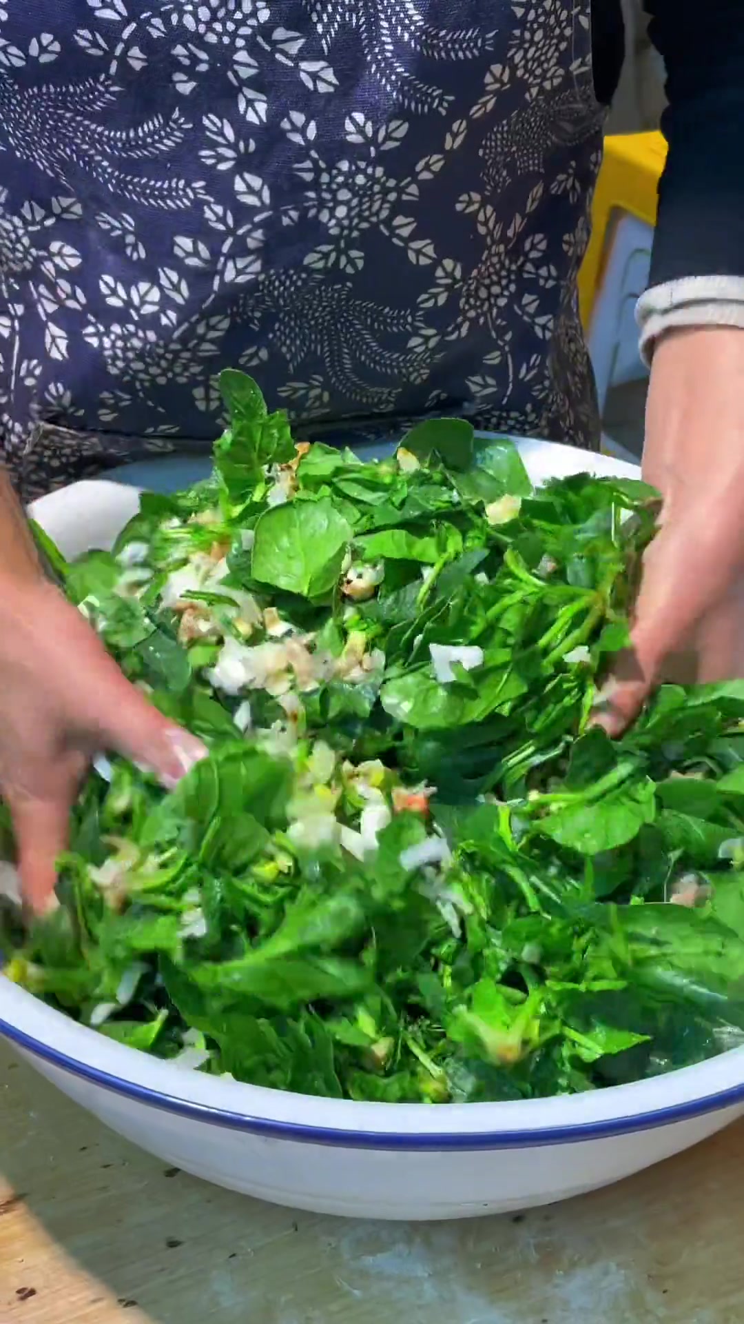 大家最最爱吃的菠菜窝窝头,制作教程在这里了,快来观看吧治愈系美食记录真实生活靖姐民间传统美