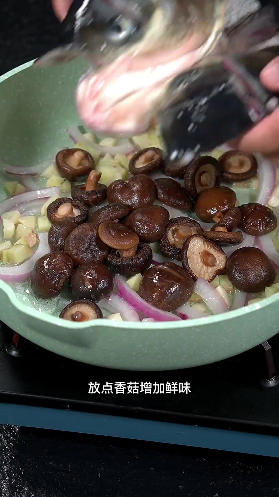 在家也能做好吃的剁椒鱼头,比饭店还要好吃剁椒鱼头湘菜地方特色美食