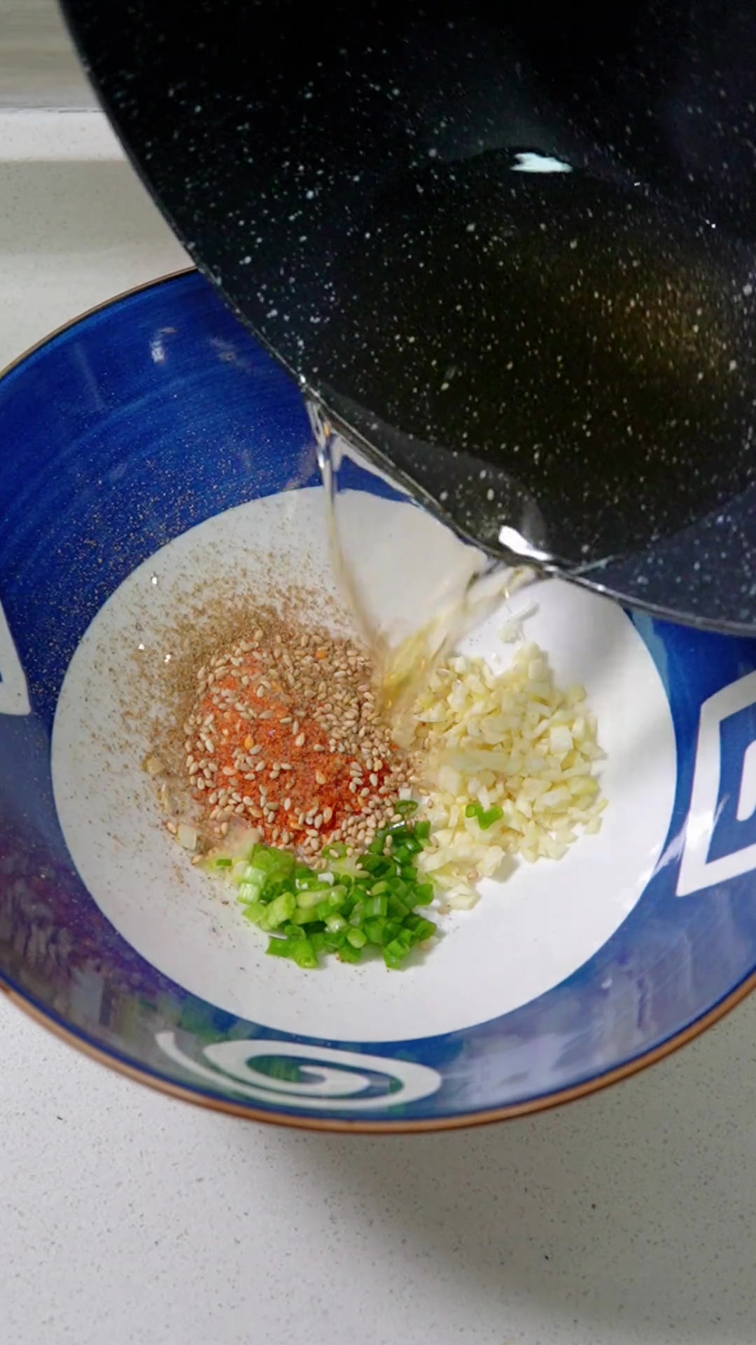 水饺、馄饨你们试过拌着吃吗?真的太香了!转给你爱吃饺子的朋友!跟着学做菜饺子妈呀太香了