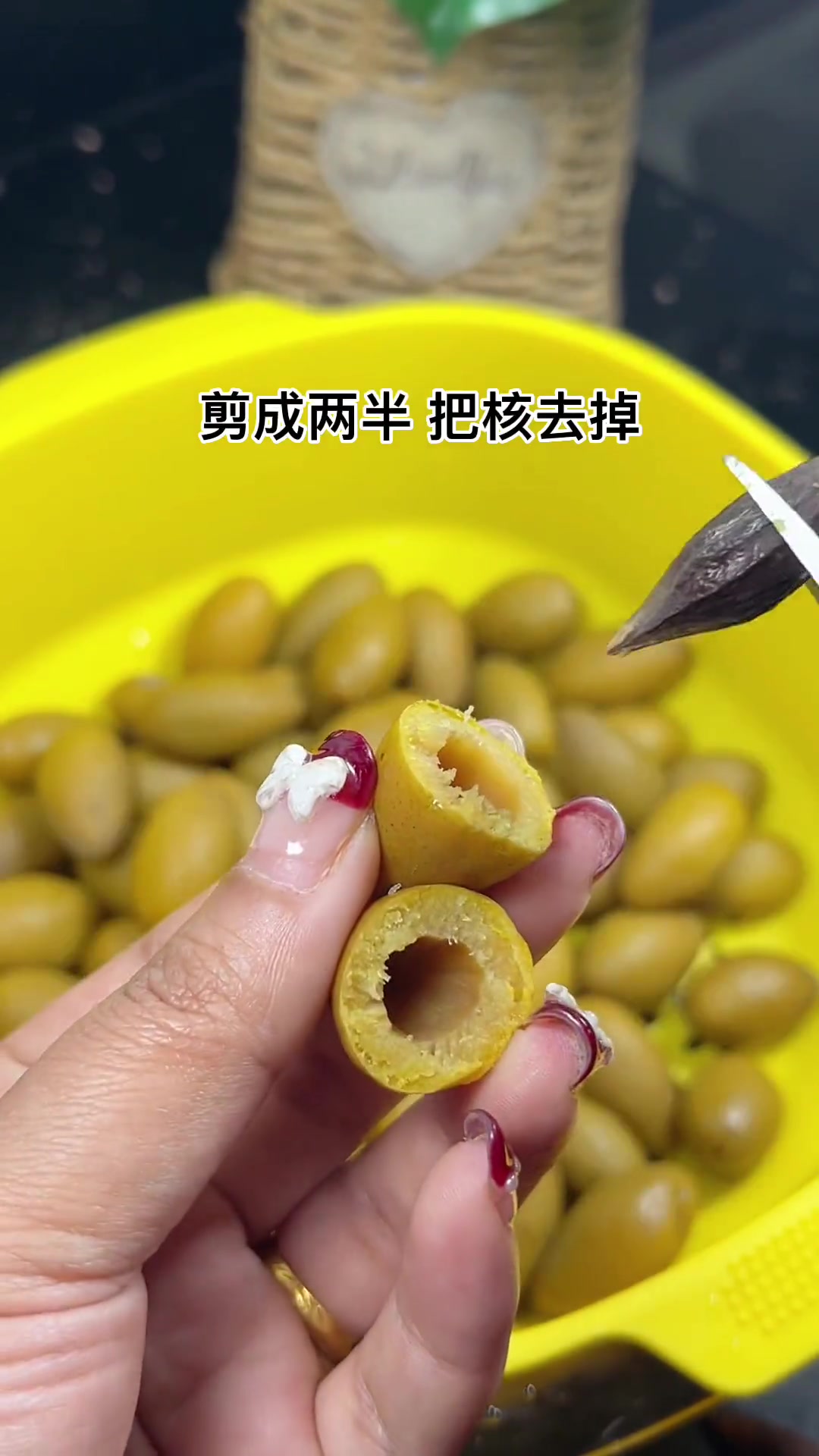 应了粉丝朋友们的要求,自制家庭版潮汕橄榄菜教程来了,味道咸香醇厚,真的特别好吃潮汕美食橄榄