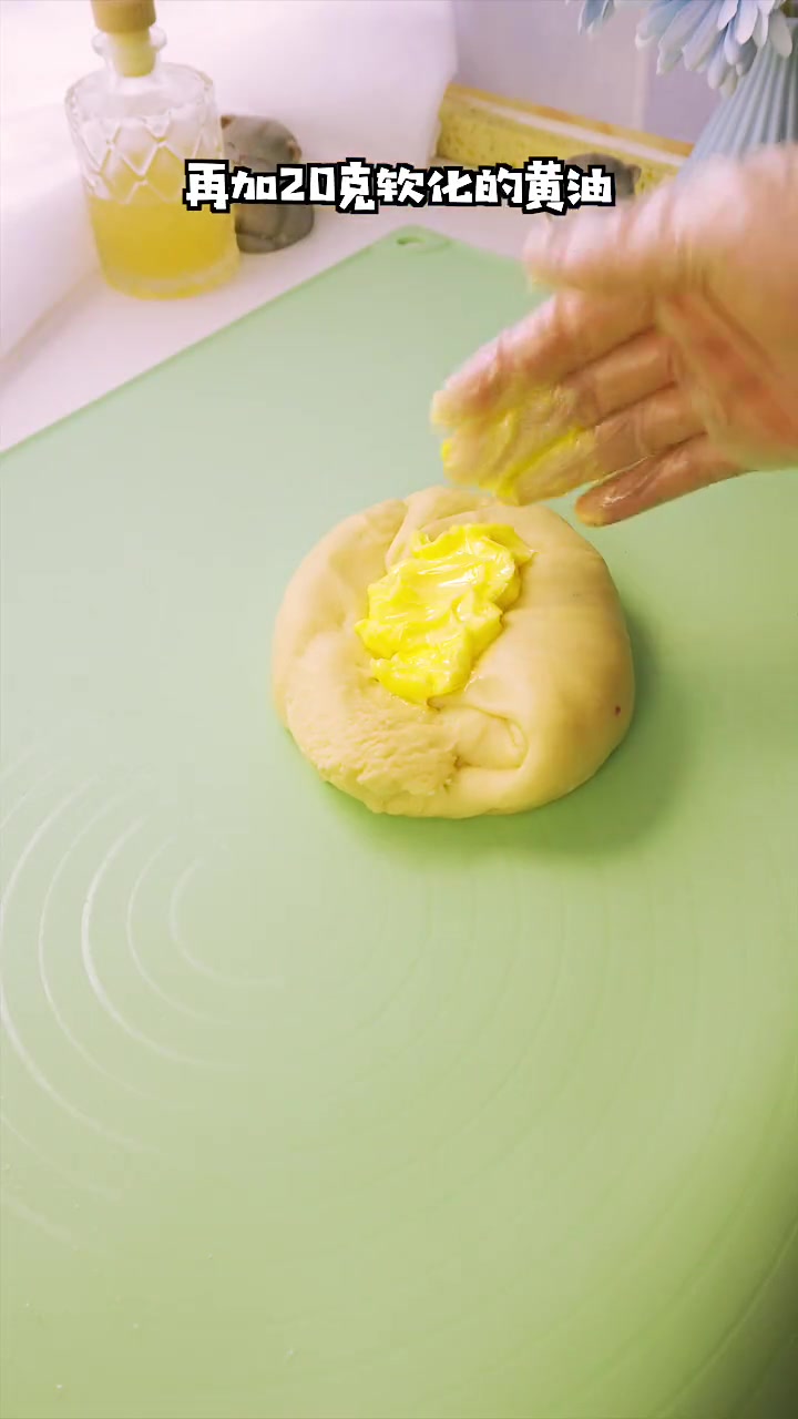 今天分享汉堡面包胚最简单的做法,松松软软浓香可口,而且一看就会烘焙跟着学做菜