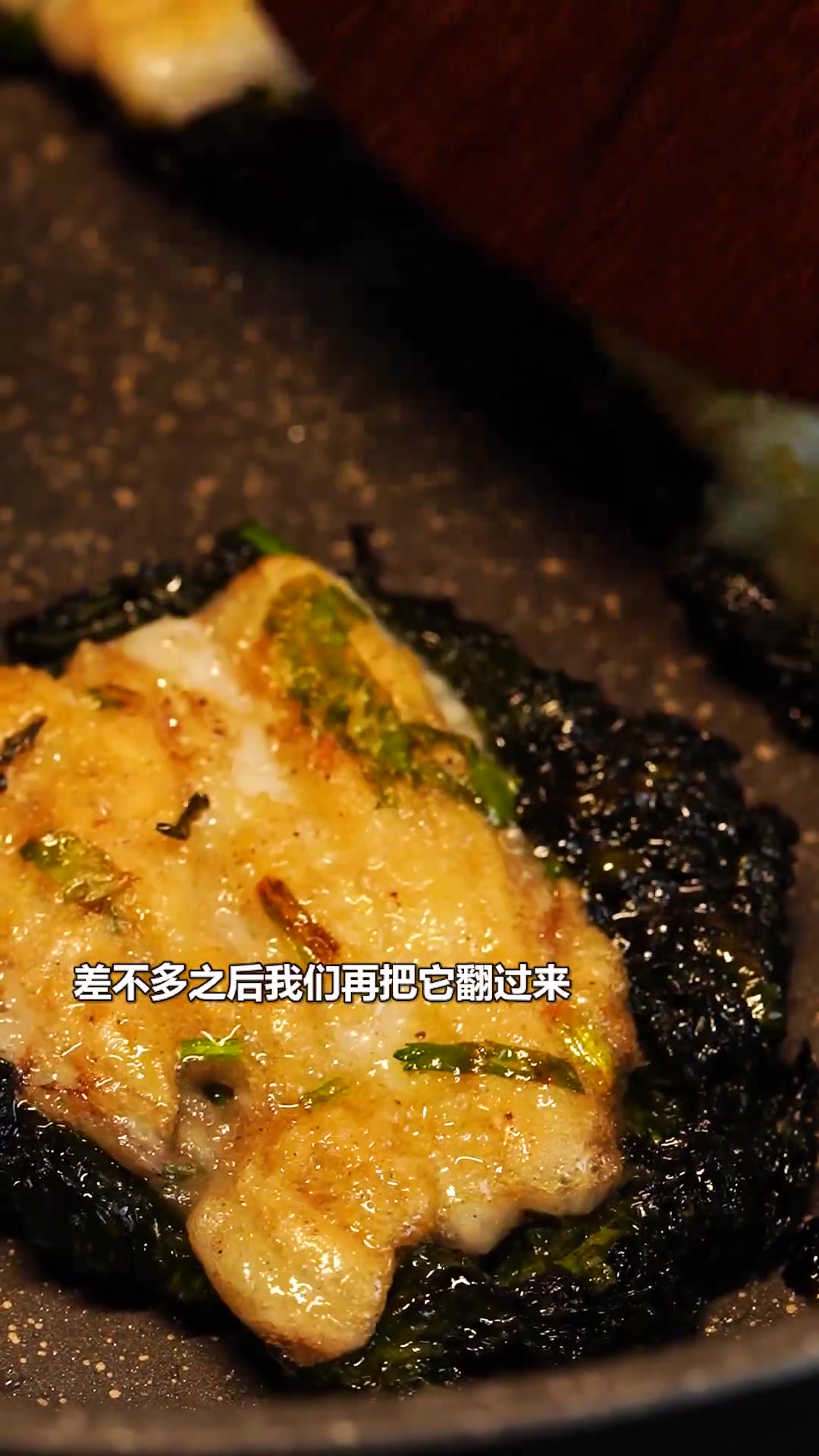先把紫菜饼铺好再开火,不然容易烧焦头水紫菜丝丁鱼