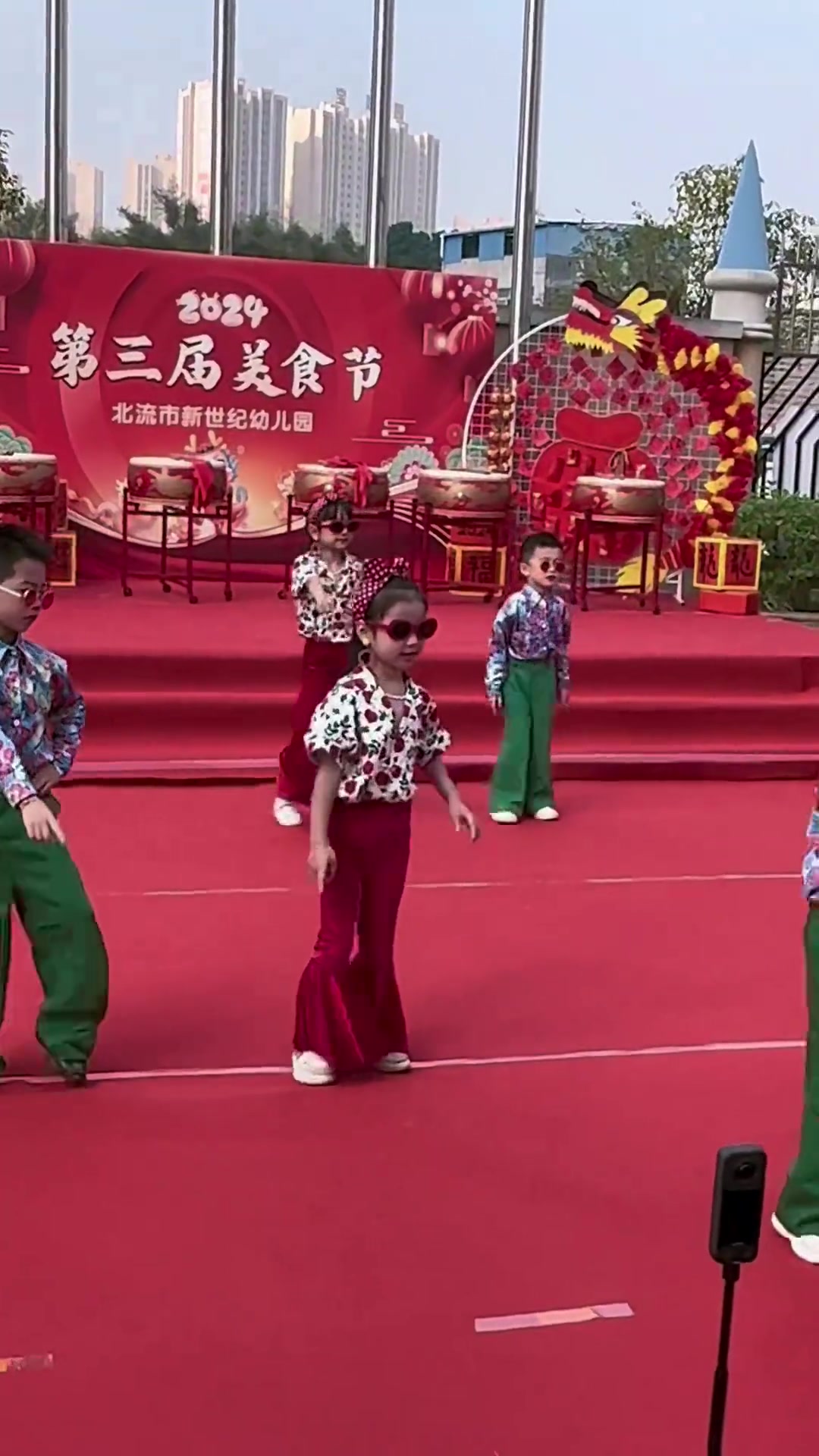 今天来幼儿园看节目演出,还有美食节,带小孩她们吃了好多小吃