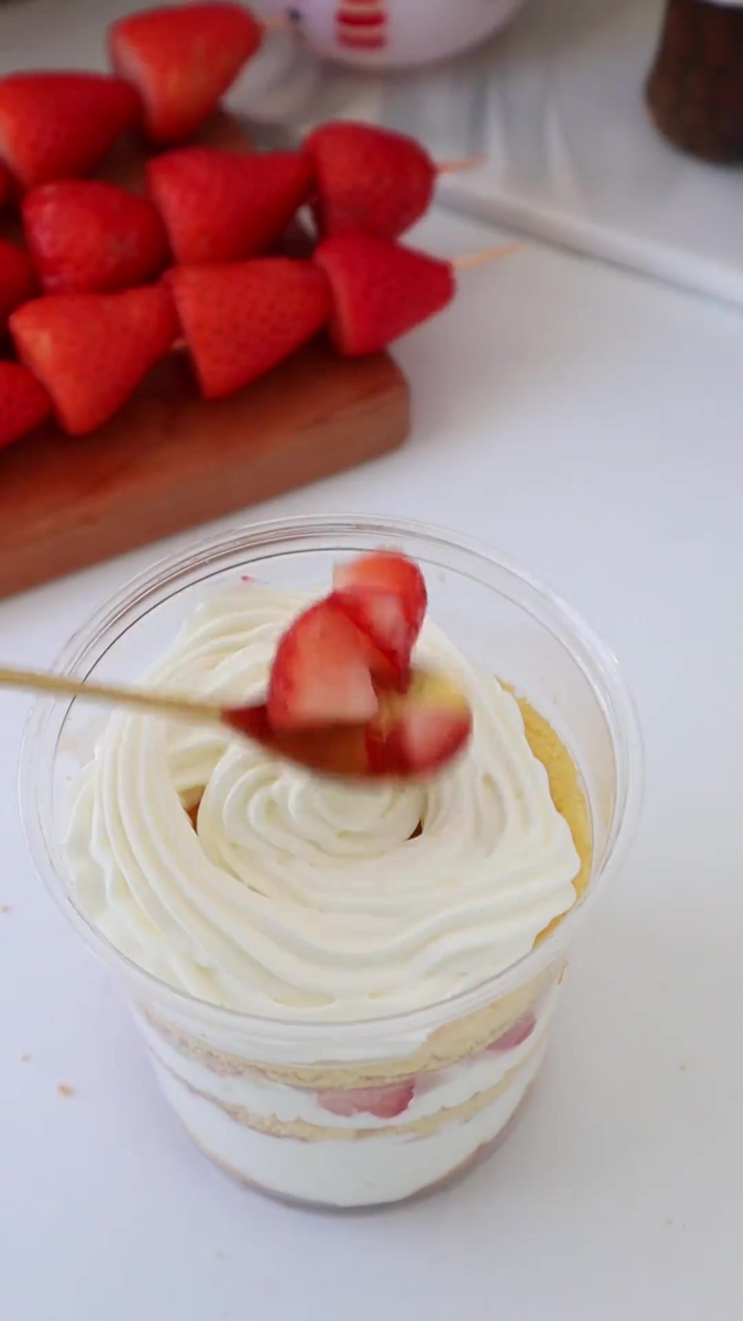 人手一个的圣诞草莓塔我也有啦!开心!圣诞氛围拉满的蛋糕圣诞草莓塔冬天的快乐是丹东草莓给的草