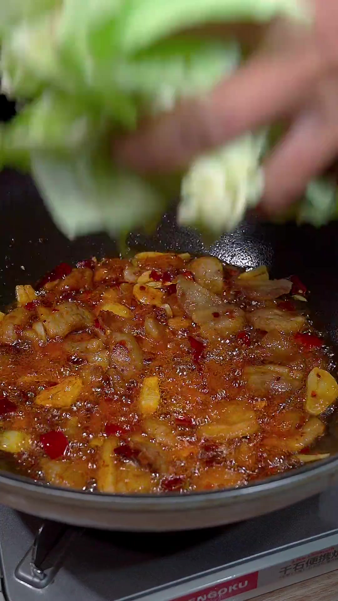 干锅手撕包菜详细的做法美食创作人一起吃饭吧