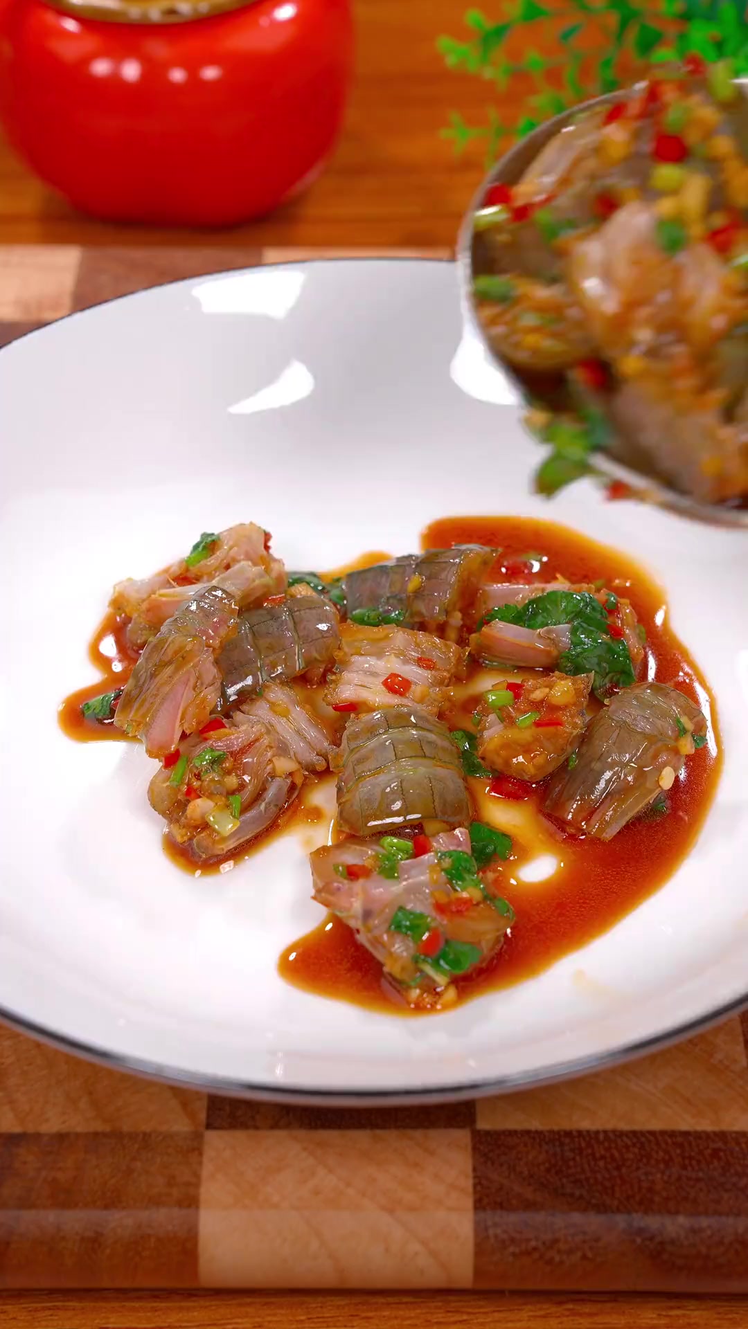 潮汕生腌濑尿虾,没有吃过的朋友千万不要轻易尝试,因为我怕你吃过就爱上它了。潮汕美食生腌皮皮