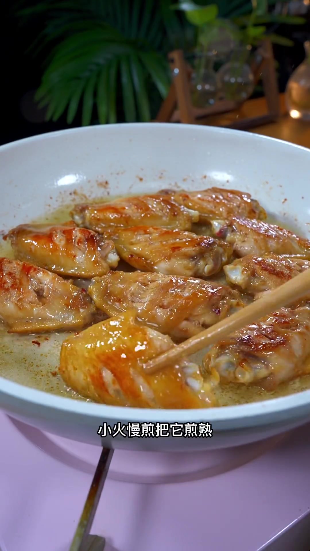 这样做的鲍鱼焖鸡翅,好吃到孩子都会多吃两碗米饭。鲍汁焖鸡