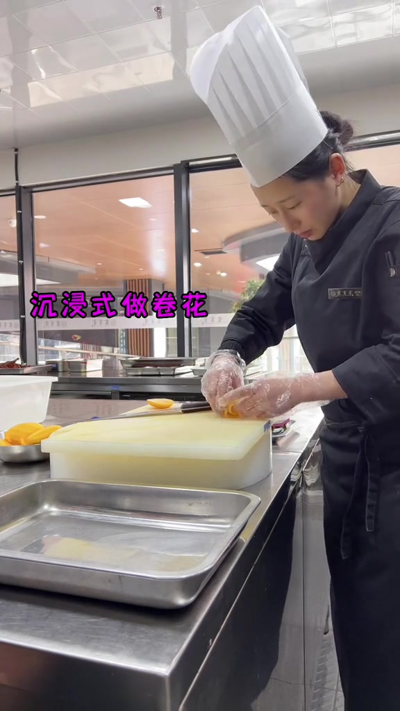 红花当然配绿叶,我这一盘花得靠五颜六色来搭配女厨师摆盘技巧蔬菜沙拉