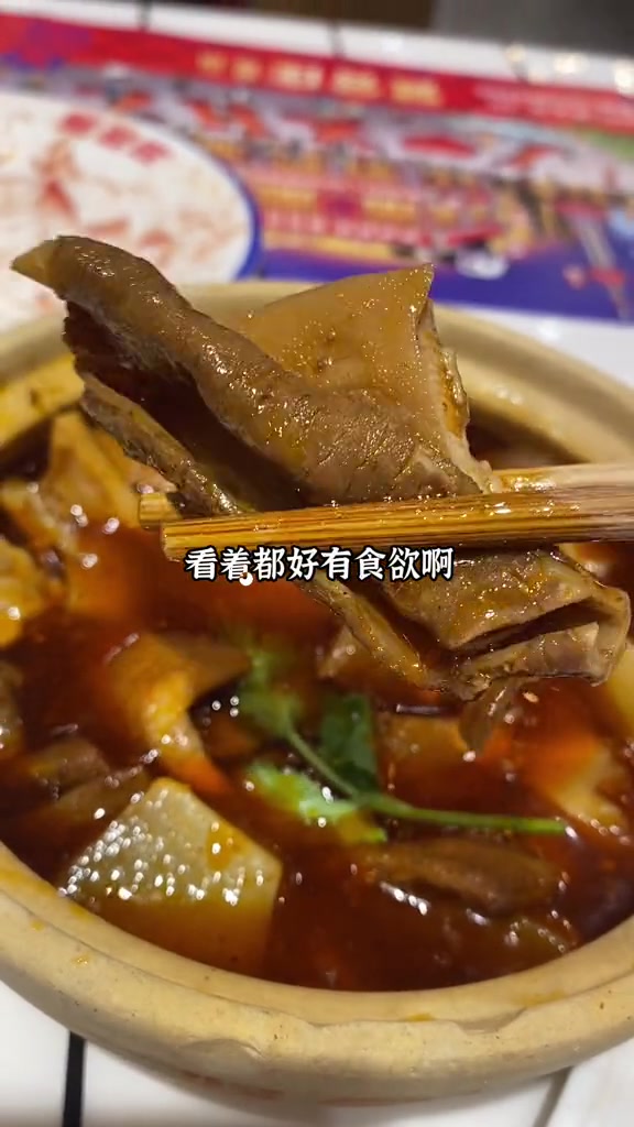 东莞美食在98买了贤合庄国贸店的火锅套餐,整整10个菜,还有两个冰粉,连茶位酱料都包含了,