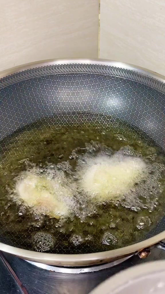 为了宣传家乡的菠萝,得努力开发菠萝菜。全网为运动健儿家乡菜跟着学做菜万家菠萝宴团圆幸福年徐