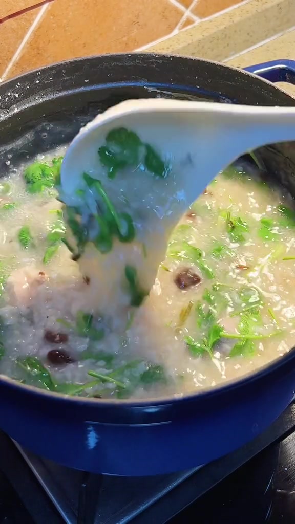 早餐香菇滑鸡粥,做起来简单,好吃又营养,寒冷的天气可以安排起来。跟着学做菜