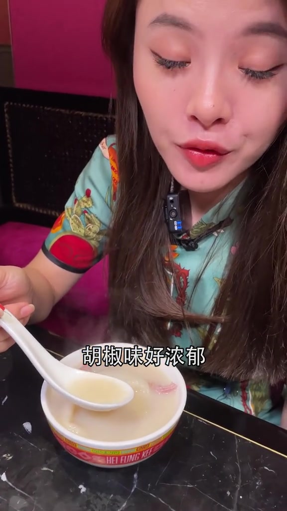 跟着去龙华一家可以换装的国潮风猪肚鸡,竹笙皇很霸气!本地人爱吃的店