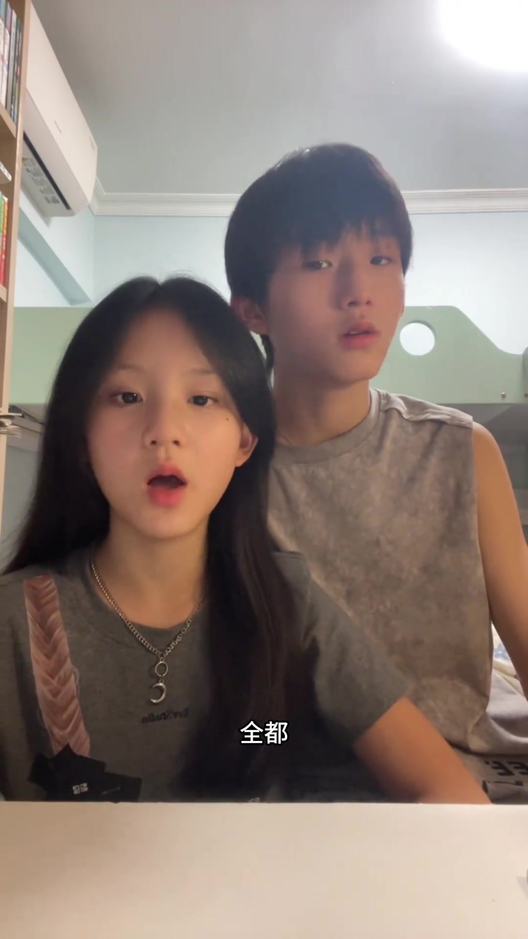 与我无关翻唱 开始的倾心交谈沦为平淡 鲨鱼兄妹 无声卡翻唱 “全都与我无关”