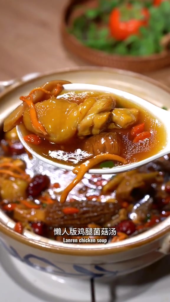 炖鸡汤喝一碗,太好喝,鸡肉好吃暖暖的,炖菌菇鸡汤,暖心暖胃,汤鲜味美鸡汤清炖鸡汤煲汤