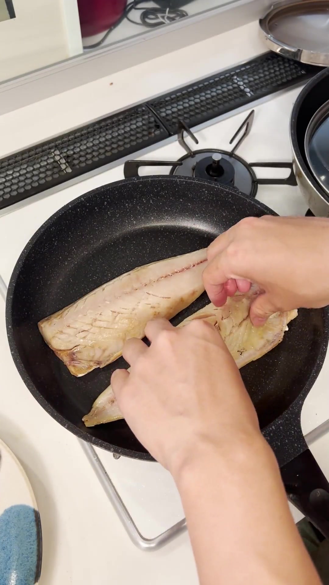 无需调味,直接下锅就能吃到一份香酥肥美的青花鱼片!青花鱼高端的食材往往只需要简单的烹饪刺身