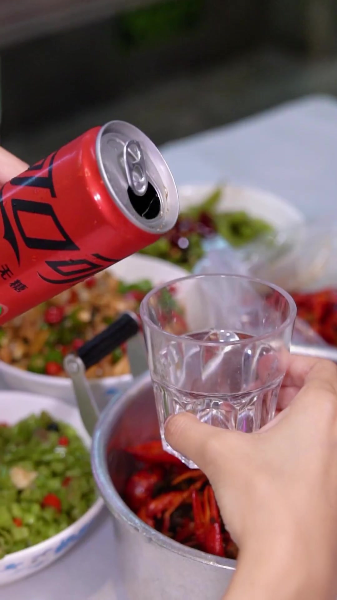 夏天的快乐真的很简单耶,剥好的小龙虾和冰镇的可口可乐足以!开饭就要可口可乐