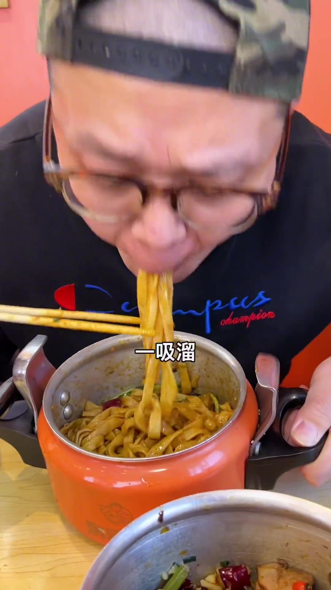 焖菜青年了鸡腿焖面吃住是真带劲,伙计们都能多整点儿!河南创作营河南美好官郑州攻略抖然心动季