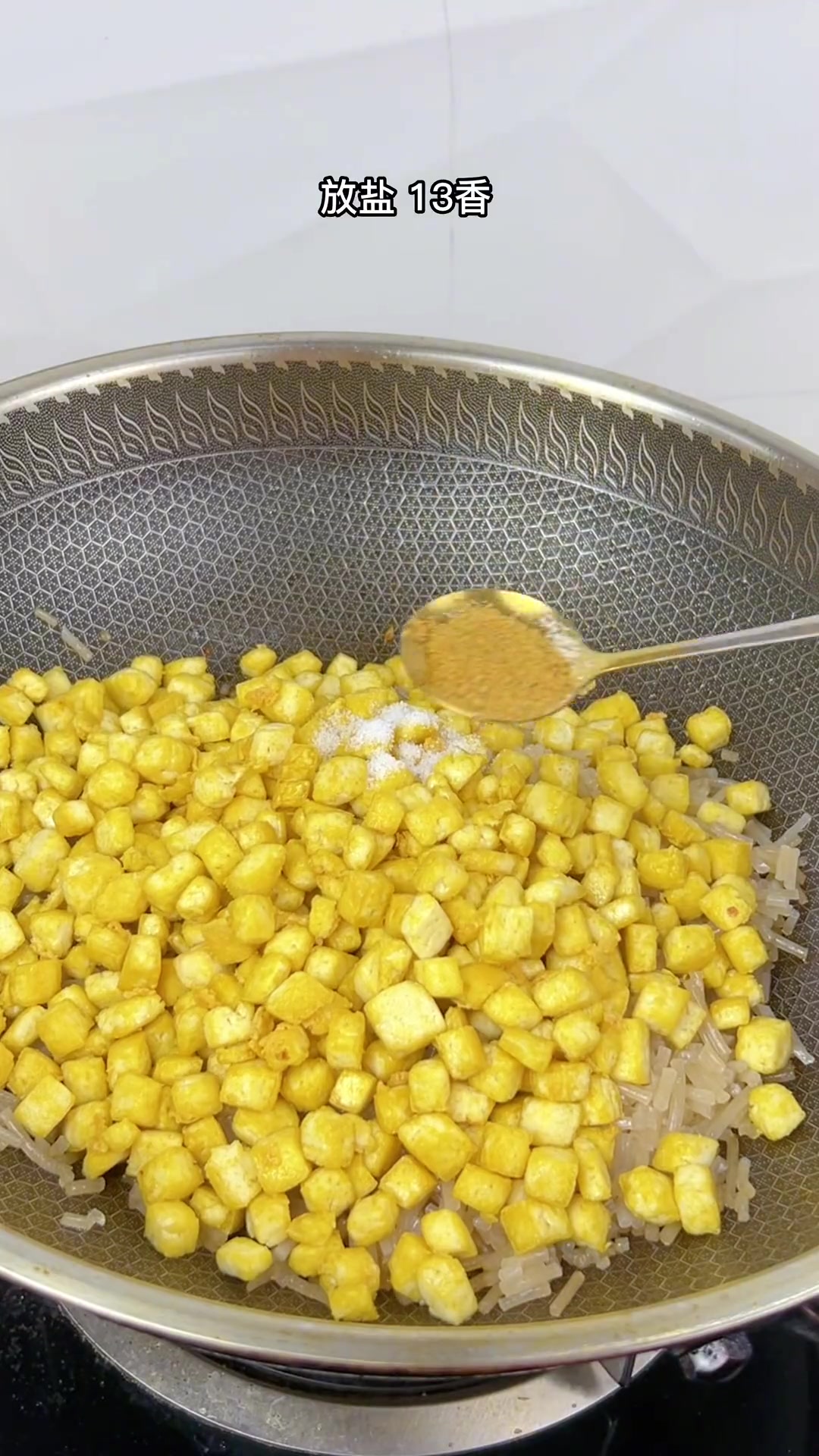 这样做的豆腐粉条包子,比肉包子还好吃,皮薄馅多蓬松酸软,真是太好吃了,喜欢吃的家人们,你也