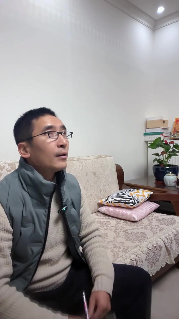 电视台来采访,轩爸安排轩轩挑战自己去买菜,轩轩不仅按照菜单成功把菜全部买回来,还奖励了自己