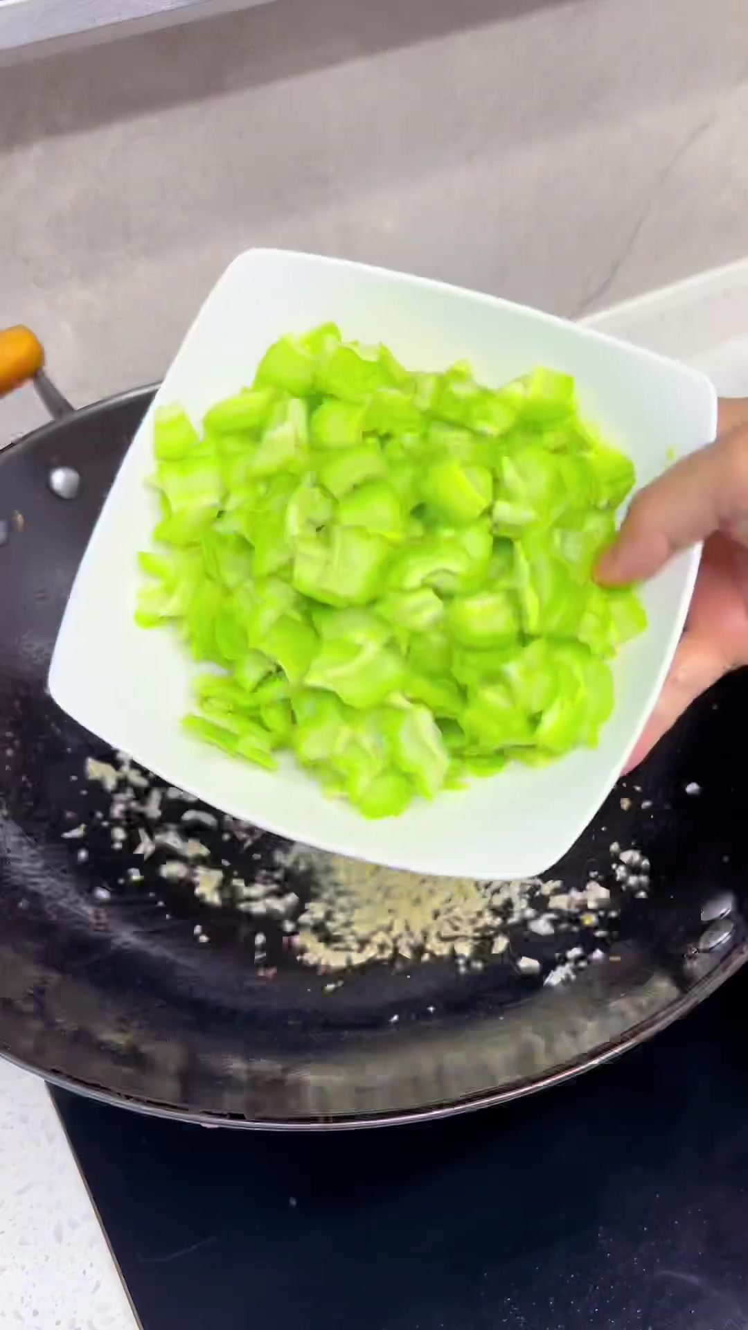 儿童套餐饭|苦瓜牛肉炒饭这样做,孩子也爱吃;再来一碗简单裙带菜蛋汤