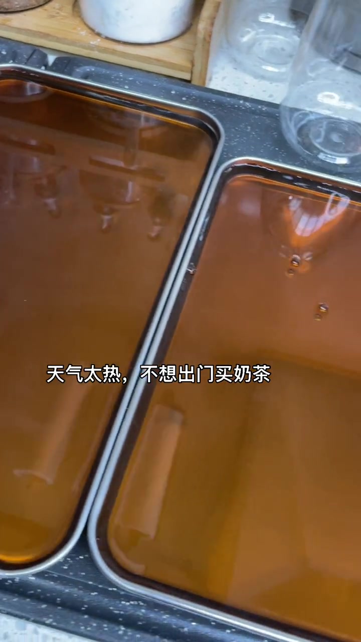 在家做奶茶店的招牌~黑钻烤奶原来这么简单!我婆婆做的弹弹,好喝极了,分享给大家!美食教程